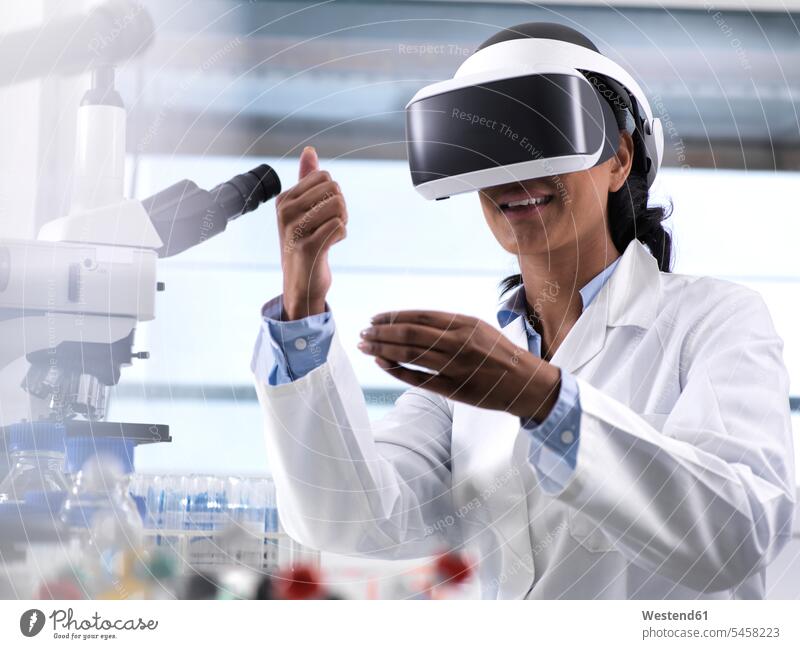 Wissenschaftlerin benutzt virtuelle Realität, um ein Forschungsexperiment im Labor zu verstehen Brille Brillen Beruf Berufstätigkeit Berufe Beschäftigung Jobs