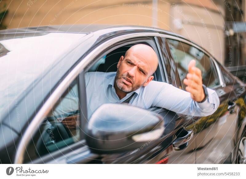 Geschäftsmann fährt Auto und sieht wütend aus Leute Menschen People Person Personen Europäisch Kaukasier kaukasisch 1 Ein ein Mensch eine nur eine Person single