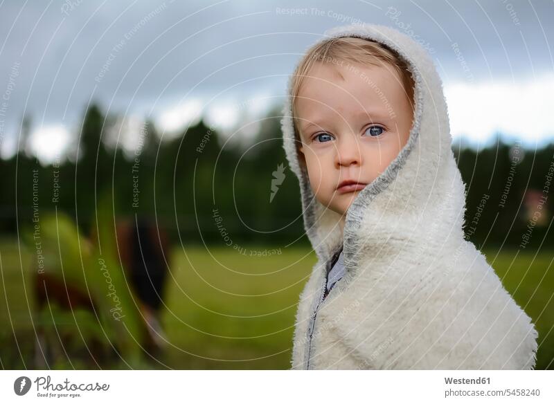Porträt eines ernsten kleinen Mädchens mit Kapuzenjacke Portrait Porträts Portraits Kapuzenjacken weibliche Babys weibliches Baby weibliche Babies Ernst