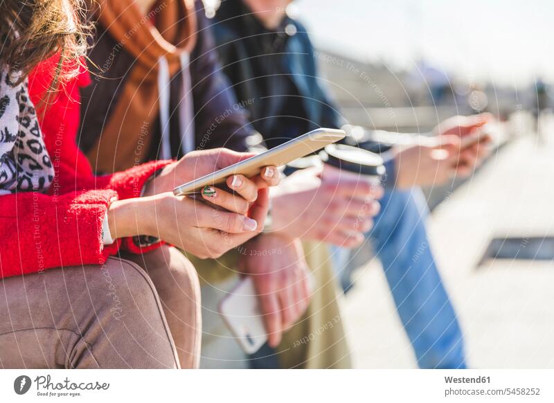 Russland, Moskau, Hände halten Smartphones und tippen Spaß Spass Späße spassig Spässe spaßig Freunde benutzen benützen Freizeit Muße iPhone fröhlich