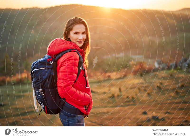 Porträt einer lächelnden Frau bei einer Wanderung in den Bergen Ausflug Ausflüge Kurzurlaub Ausfluege Gebirge Berglandschaft Gebirgslandschaft Gebirgskette