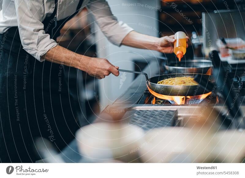 Koch, der ein Gericht in der traditionellen italienischen Restaurantküche zubereitet Job Berufe Berufstätigkeit Beschäftigung Jobs Gastronomie Koeche