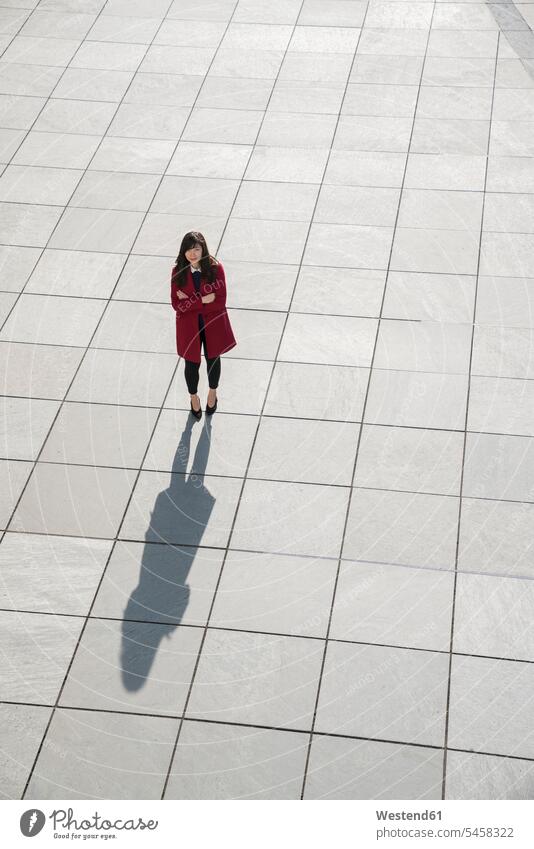 Blick von oben auf eine gehende moderne Geschäftsfrau, die auf einem Betonboden steht Leute Menschen People Person Personen Asiaten Asiatisch asiatische