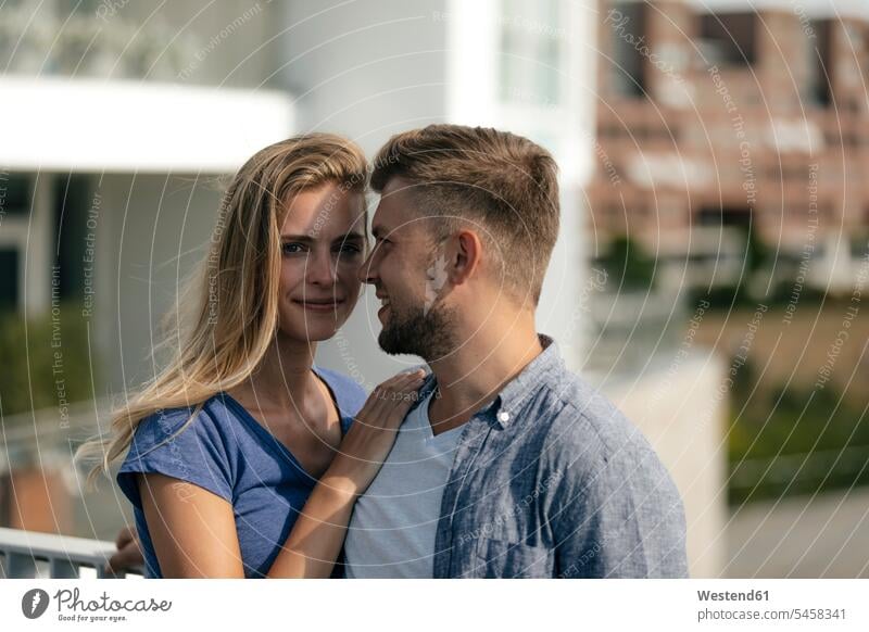 Niederlande, Maastricht, zärtliches junges Paar in der Stadt Zuneigung staedtisch städtisch Pärchen Paare Partnerschaft Außenaufnahme draußen im Freien Mensch