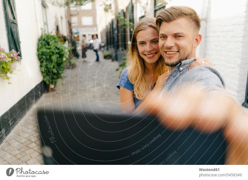 Niederlande, Maastricht, glückliches junges Paar macht ein Selfie in der Stadt Selfies staedtisch städtisch Glück glücklich sein glücklichsein Pärchen Paare