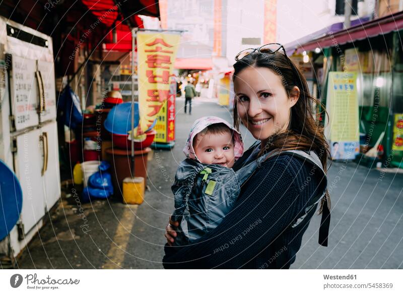 Südkorea, Mutter und kleines Mädchen in einem Kinderwagen zu Besuch in Busan Portrait Porträts Portraits lächeln Mami Mutti Mütter Mama Baby Babies Babys