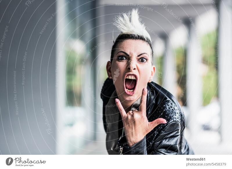 Porträt einer schreienden Punkerin in einer Spielhalle rufen rufend Schrei Punks Portrait Porträts Portraits Arkade Arkaden Frau weiblich Frauen Subkultur