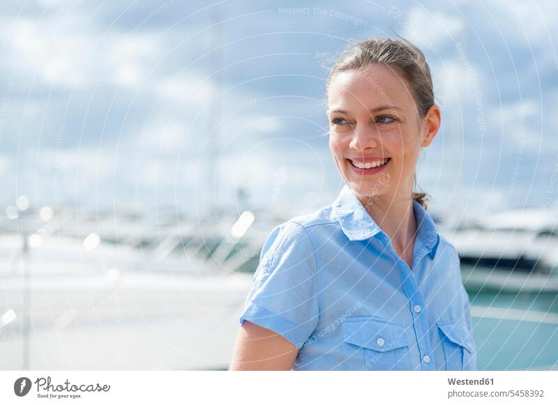 Porträt einer glücklichen Frau im Yachthafen, Mallorca, Spanien Wasserfahrzeug Schiffe Jachten Yachten Motorjachten Motoryacht Motoryachten freuen Glück