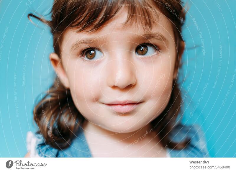 Porträt eines süßen kleinen Mädchens, blauer Hintergrund Leute Menschen People Person Personen Europäisch Kaukasier kaukasisch 1 Ein ein Mensch nur eine Person