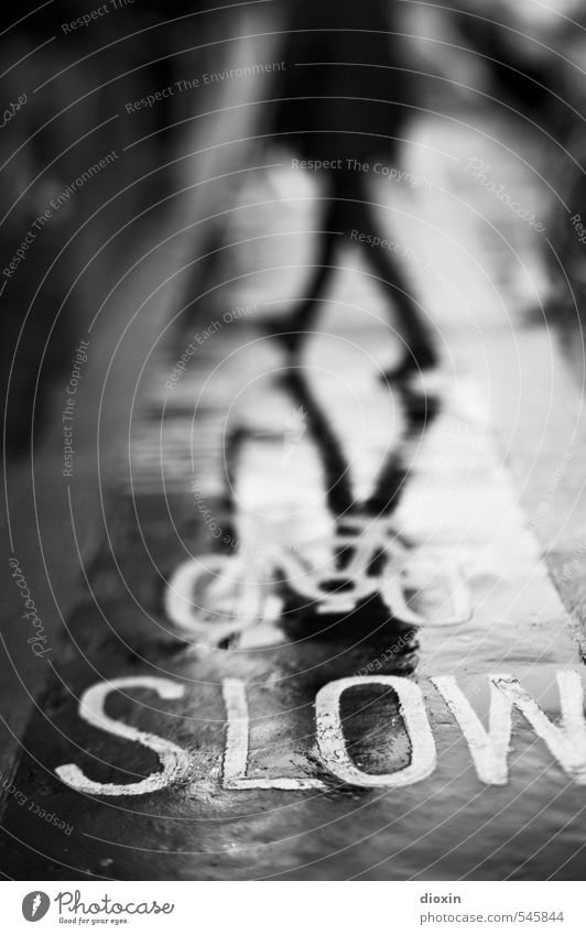 SLOW [3] Mensch 1 London England Großbritannien Stadt Stadtzentrum Verkehr Fußgänger Straße Wege & Pfade Fahrradweg gehen Bewegung langsam Schwarzweißfoto