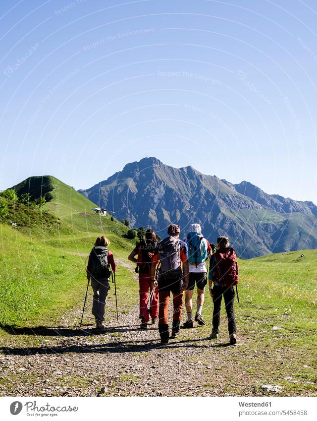 Gruppe von Wanderern in den Bergen, Orobie-Gebirge, Lecco, Italien Freunde Kameradschaft Touristen Rucksäcke gehend geht Wanderung auf dem Land auf dem Lande
