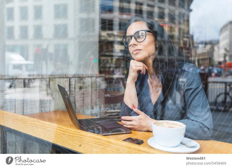 Business-Frau, die eine Pause in einem Café und die Arbeit mit einem Laptop Leute Menschen People Person Personen Europäisch Kaukasier kaukasisch 1 Ein