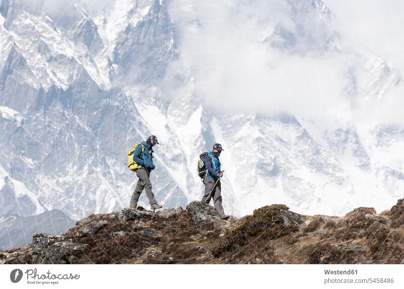 Nepal, Solo Khumbu, Everest, Bergsteiger und Sherpa beim Wandern in den Bergen Ausdauer Ausdauernd reisen Travel verreisen Weg Reise Risiko riskant Wagnis