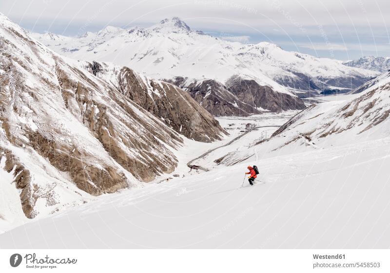 Georgien, Kaukasus, Gudauri, Mann auf einer Skitour beim Abfahren weit entfernt Freizeitaktivität Trekking Trecking Skiurlaub Skitouren Tourenski Tiefschnee