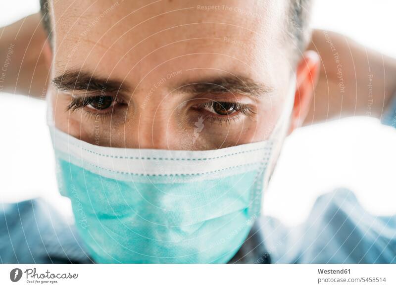 Nahaufnahme eines Geschäftsmannes mit Schutzmaske während des Coronavirus-Ausbruchs, Almeria, Spanien, Europa Farbaufnahme Farbe Farbfoto Farbphoto