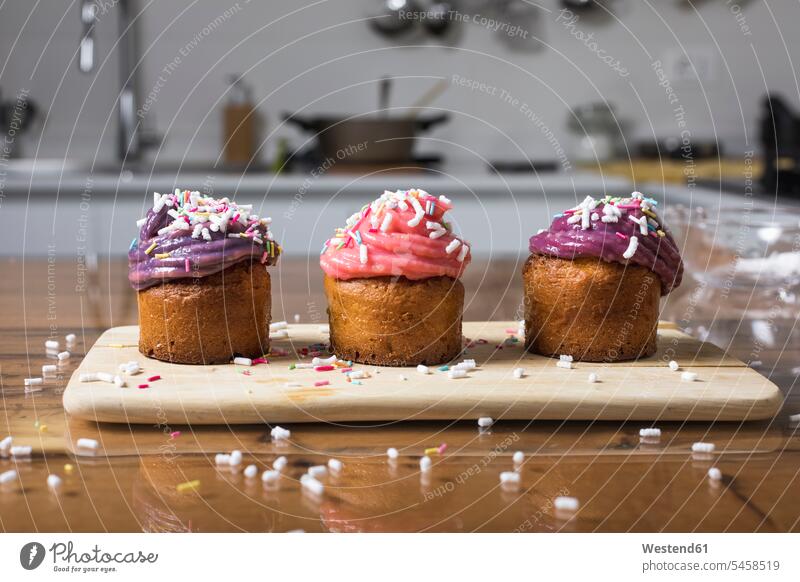 Hausgemachte Muffins Reihe aufgereiht in einer Reihe hintereinander nebeneinander Anordnung Positionierung Anordnungen Arrangements Positionierungen