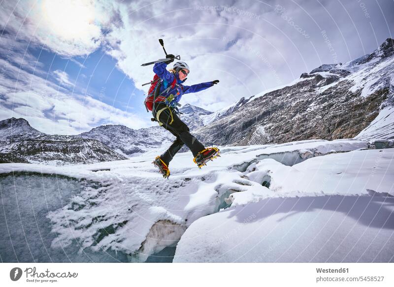 Bergsteigerin beim Sprung über eine Gletscherspalte, Grossvendediger Gletscher, Tirol, Österreich Leute Menschen People Person Personen Europäisch Kaukasier