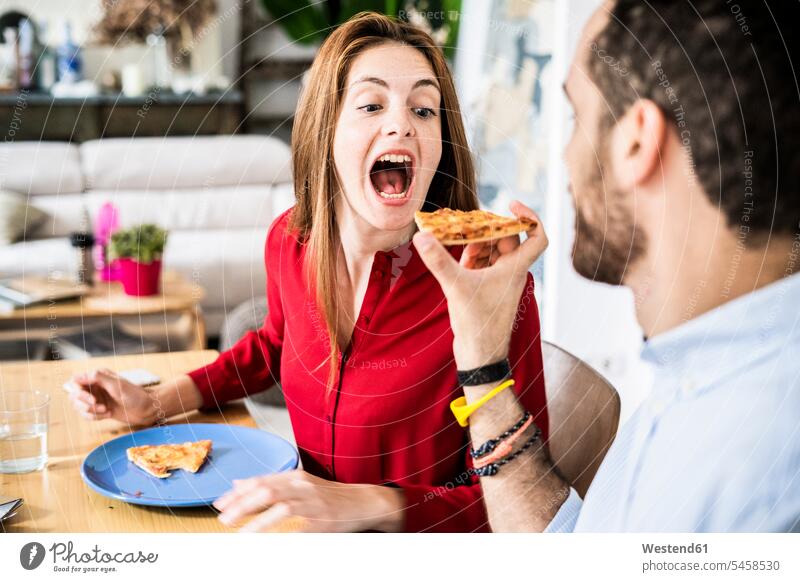 Freunde haben Spaß, teilen Pizza Spass Späße spassig Spässe spaßig Pizzen essen essend Gemeinsam Zusammen Miteinander Essen Food Food and Drink Lebensmittel