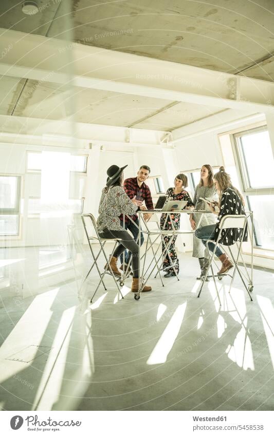 Gruppe kreativer Fachleute, die sich in einem hellen Büro treffen und neue Lösungen besprechen Office Büros Meeting Business Meeting Kreative Kreativer