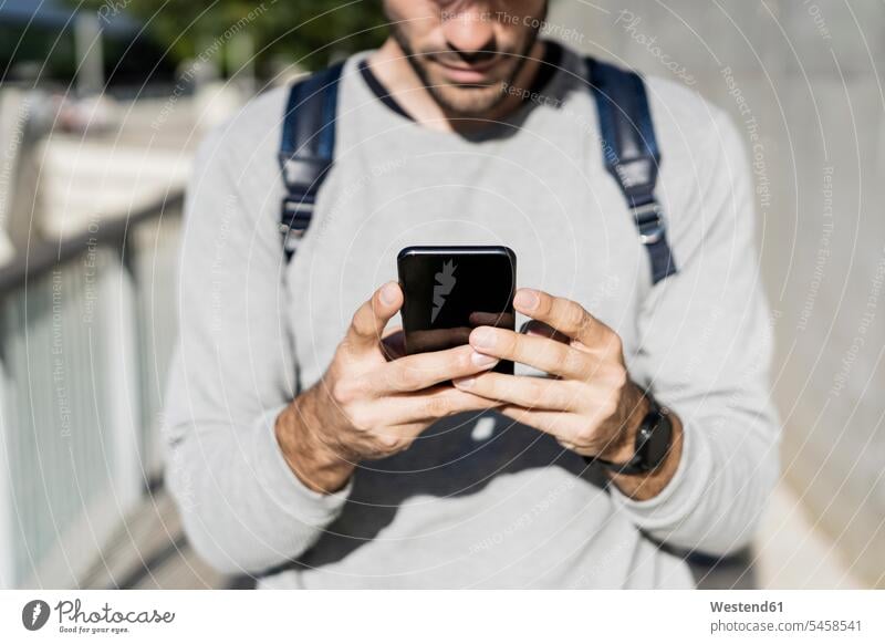 Nahaufnahme eines Mannes mit einem Smartphone in der Stadt Leute Menschen People Person Personen Europäisch Kaukasier kaukasisch 1 Ein ein Mensch