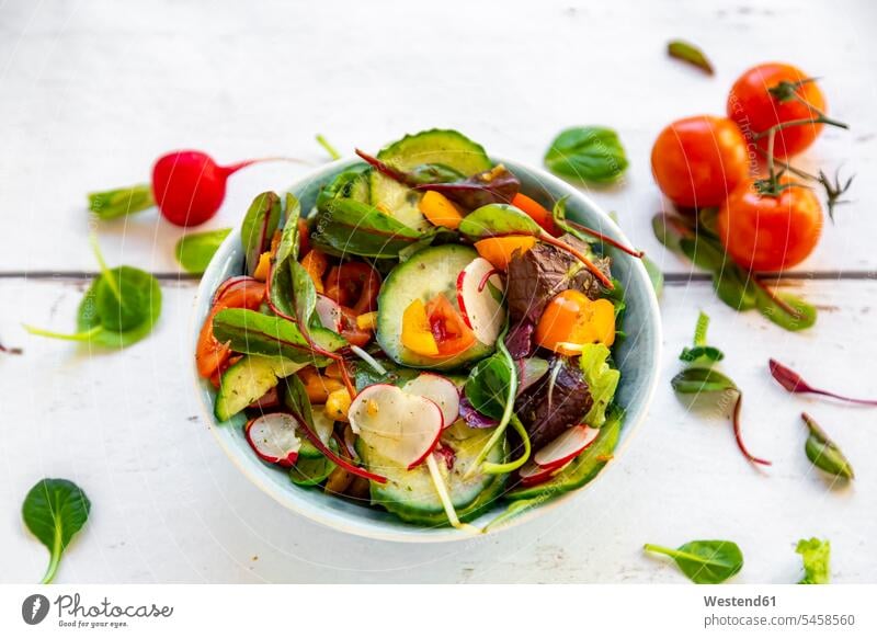 Salat mit Gurke, Tomate, rotem Rettich und Paprika Schüssel Schalen Schälchen Schüsseln roh Gesunde Ernährung Ernaehrung Gesunde Ernaehrung Gesundheit gesund