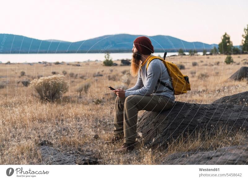 USA, Nordkalifornien, bärtiger junger Mann bei einer Pause auf einer Wanderung in der Nähe des Lassen Volcanic National Park Wandertour Männer männlich Bart