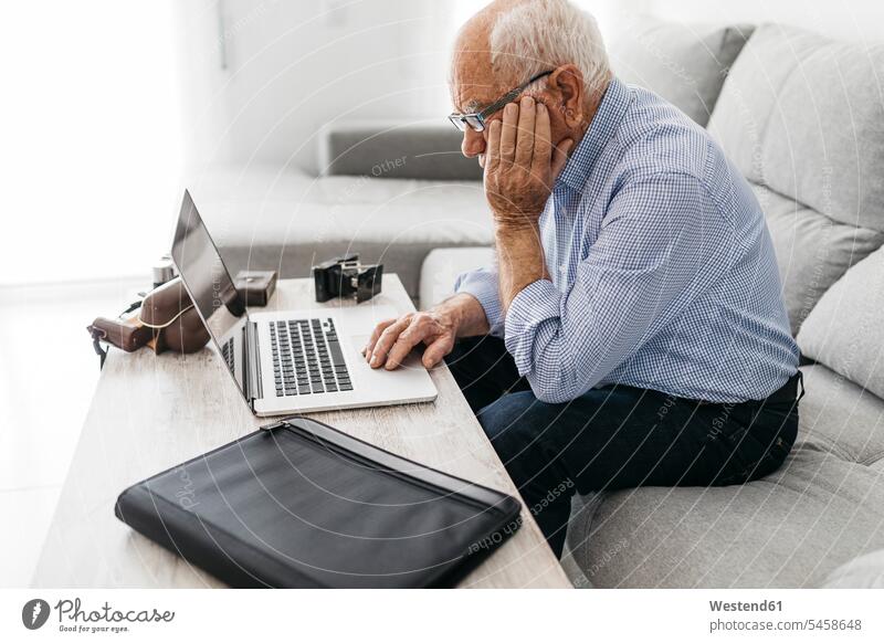 Älterer Mann mit Laptop, alte Fotokameras Senior ältere Männer älterer Mann Senioren Hobby Hobbies Drahtlose Technologie drahtlose Verbindung