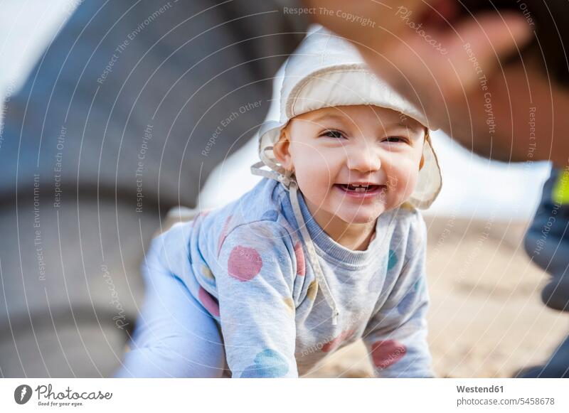Spanien, Lanzarote, Porträt eines lachenden Mädchens, das mit seinem Vater am Strand spielt Baby Babies Babys Säuglinge Kind Kinder spielen Beach Straende