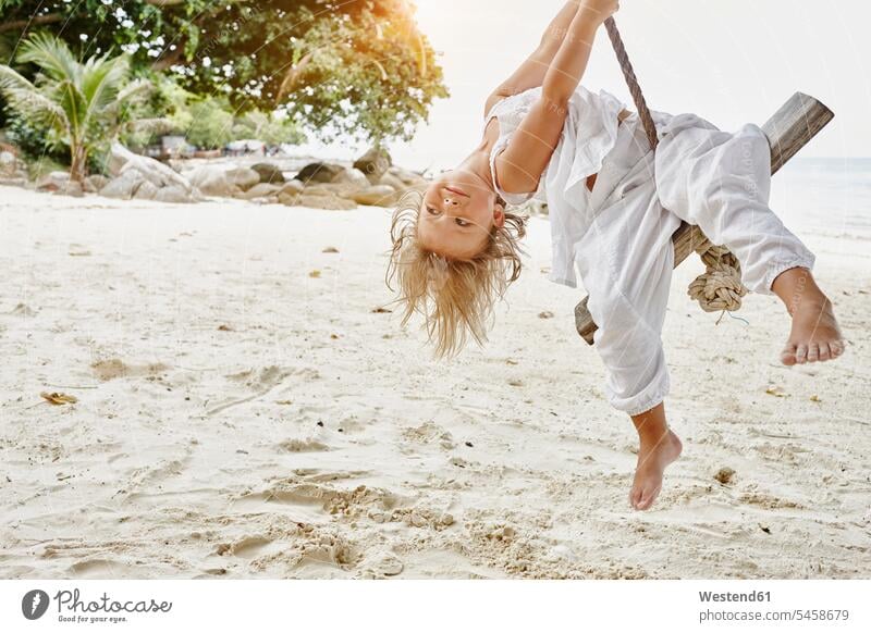 Thailand, Phi Phi-Inseln, Ko Phi Phi Phi, kleines Mädchen auf einer Seilschaukel am Strand Seile Schaukel Schaukeln Beach Straende Strände Beaches schaukeln