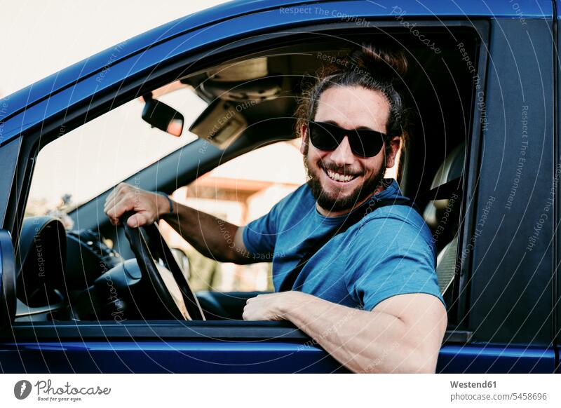 Porträt eines glücklichen Mannes im Auto Leute Menschen People Person Personen Europäisch Kaukasier kaukasisch 1 Ein ein Mensch nur eine Person single erwachsen