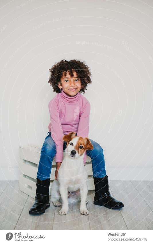 Porträt eines lächelnden kleinen Mädchens und ihres Hundes Leute Menschen People Person Personen 1 Ein ein Mensch nur eine Person single Kids Kinder weiblich