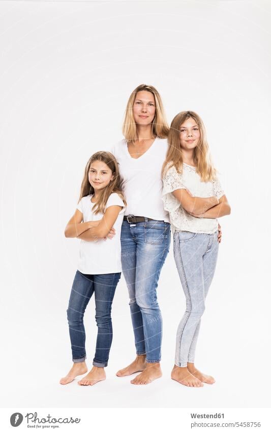 Mutter mit Töchtern vor weissem Hintergrund stehend Farbaufnahme Farbe Farbfoto Farbphoto Freizeitkleidung Freizeitbekleidung casual weißer Hintergrund