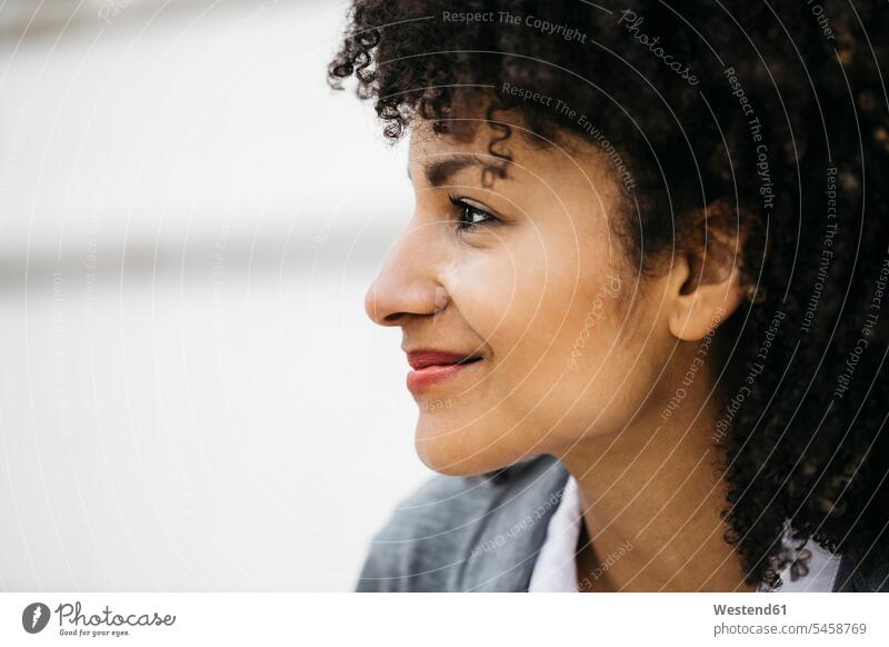 Profil einer lächelnden Frau mit lockigem Haar Profile weiblich Frauen Locken lockiges Haar gelockte Haare gelocktes Haar Seitenansicht von der Seite