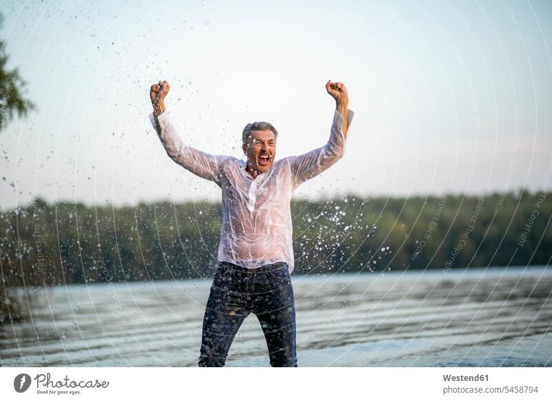 Schreiend nass reifen Mann am See Männer männlich Seen schreien rufen rufend schreiend Naesse Nässe Erwachsener erwachsen Mensch Menschen Leute People Personen