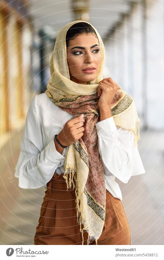 Spanien, Granada, junge muslimische Frau trägt Hijab in städtischen Stadt Hintergrund Moslem Muslim Islam Hidschab gehen gehend geht Städtisches Motiv