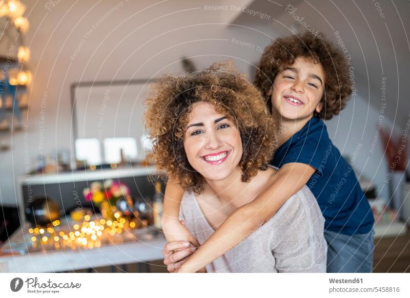 Mutter mit Sohn, huckepack zu Hause freuen Frohsinn Fröhlichkeit Heiterkeit Glück glücklich sein glücklichsein innig nah zufrieden daheim Muße Miteinander