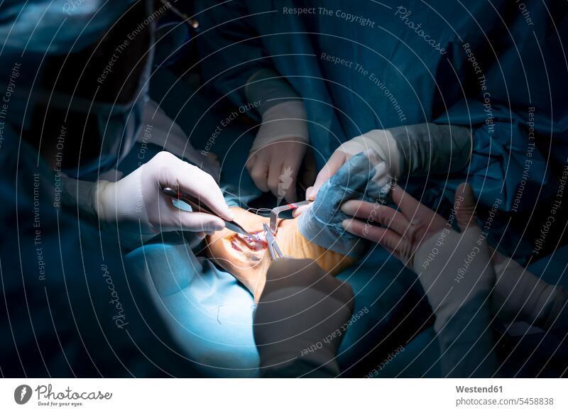 Ärzte nähen eine Wunde nach einer Knöcheloperation im Krankenhaus Kompetenz Fähigkeit Können Fußknöchel naehen Chirurgie Operation OP Operationen operieren