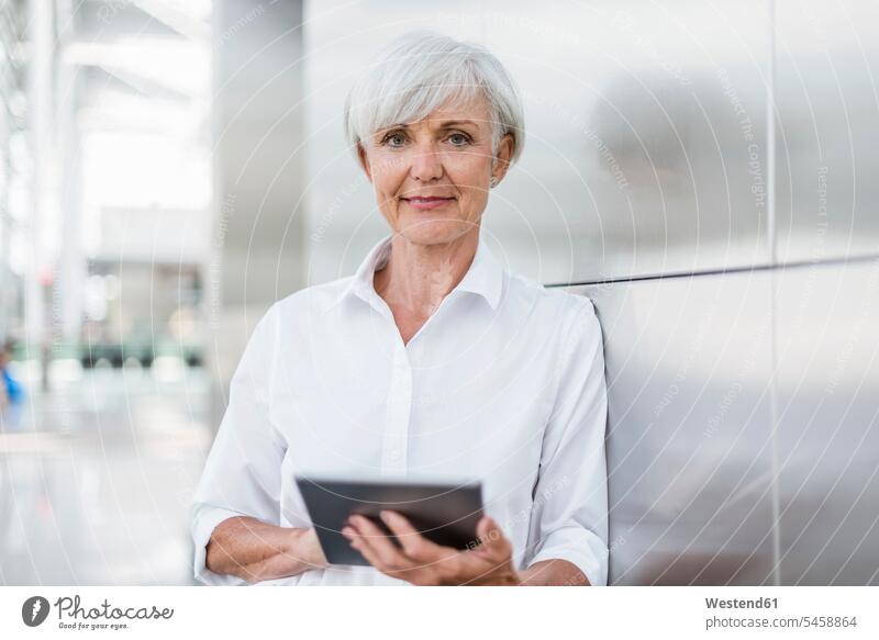 Porträt einer lächelnden älteren Geschäftsfrau, die ein Tablet hält Portrait Porträts Portraits Frau weiblich Frauen halten Tablet Computer Tablet-PC Tablet PC