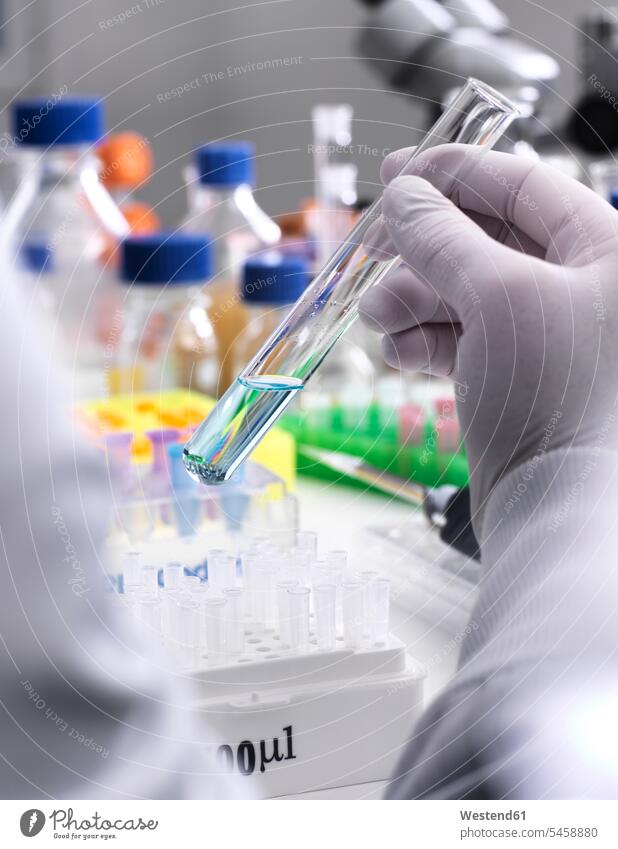 Forschungsexperiment, Wissenschaftler mischen eine chemische Formel in einem Reagenzglas Forscher Test testen überprüfen ueberpruefen anrühren Ampulle Phiolen