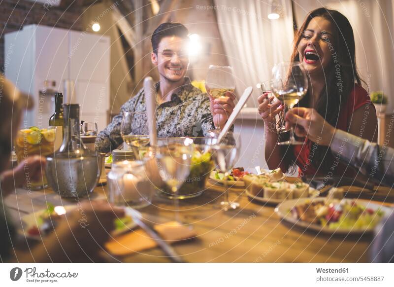 Familie und Freunde beim Essen, Essen, Trinken, Spaß haben Familien essen essend genießen geniessen Genuss trinken feiern Abendessen Mensch Menschen Leute