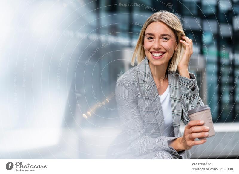 Porträt einer glücklichen jungen Geschäftsfrau mit Kaffee zum Mitnehmen in der Stadt geschäftlich Geschäftsleben Geschäftswelt Geschäftsperson Geschäftspersonen