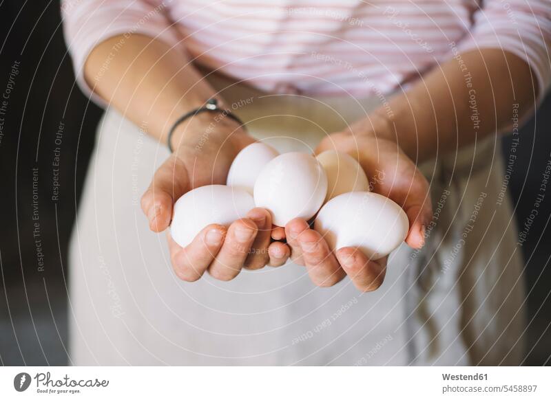 Frau mit rohweißen Eiern weißes weißer weiss ungekocht Hand Hände weiblich Frauen Zubereitung zubereiten Essen Food Food and Drink Lebensmittel