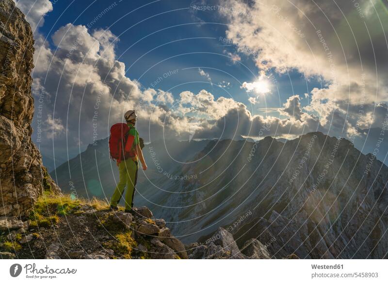 Italien, Venetien, Dolomiten, Höhenweg Bepi Zac, Bergsteiger stehend auf Costabella Berg bei Sonnenuntergang Mann Männer männlich Alpinisten steht Berge