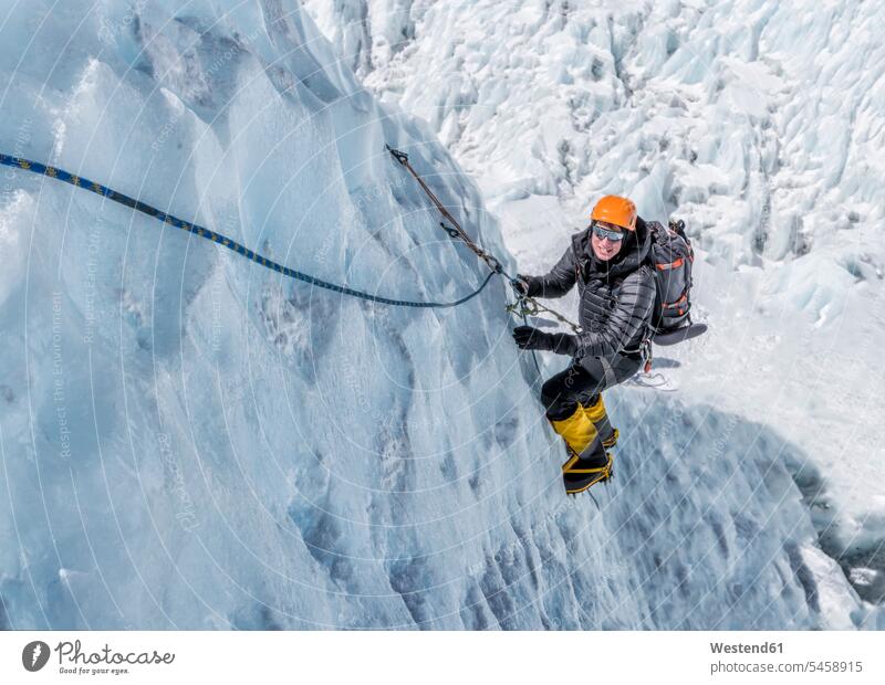 Nepal, Solo Khumbu, Everest, Bergsteiger beim Klettern am Eisfall Europäer Kaukasier Europäisch kaukasisch Faszination Ehrfurcht einflößend faszinierend