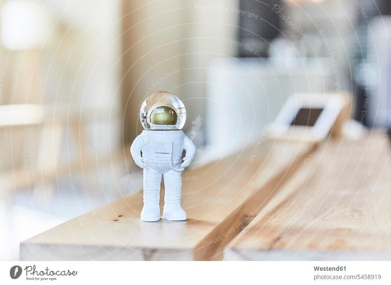 Miniatur-Astronaut-Figur auf Holzbank KI Innovationskraft innovativ Neuerung Neuheit Figuren unecht Fokus Auf Dem Vordergrund Eingebung Ideen Groesse entwickeln