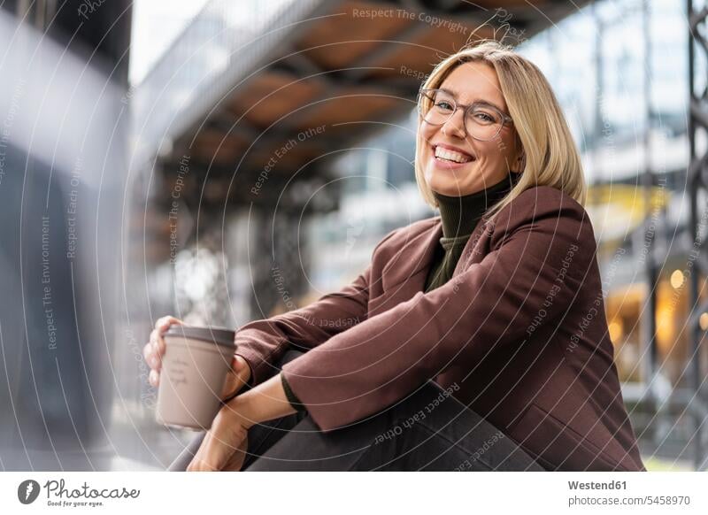 Porträt einer glücklichen jungen Geschäftsfrau mit Kaffee zum Mitnehmen in der Stadt geschäftlich Geschäftsleben Geschäftswelt Geschäftsperson Geschäftspersonen