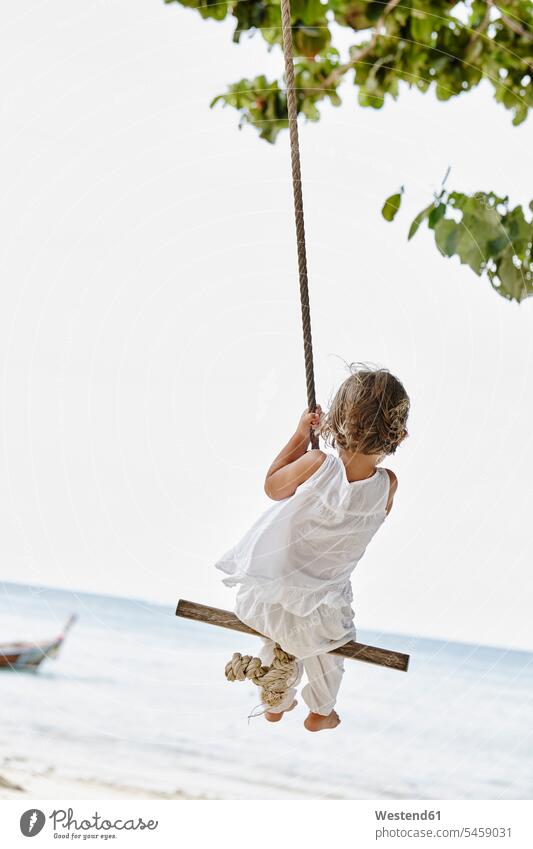 Thailand, Phi Phi-Inseln, Ko Phi Phi Phi, kleines Mädchen auf einer Seilschaukel am Strand Schaukel Schaukeln weiblich schaukeln schwingen Beach Straende