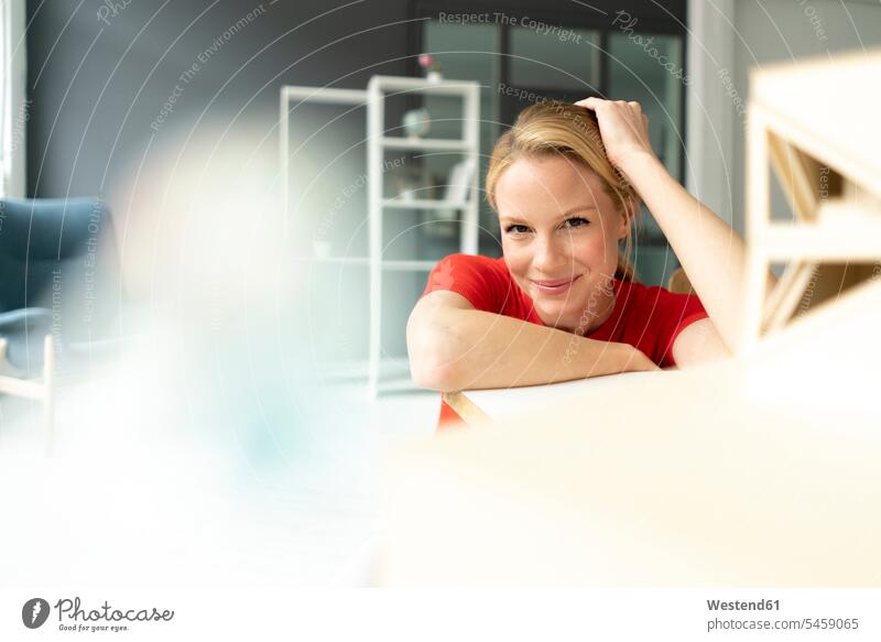Porträt einer lächelnden jungen Frau im Büro mit Architekturmodell auf dem Schreibtisch Job Berufe Berufstätigkeit Beschäftigung Jobs geschäftlich