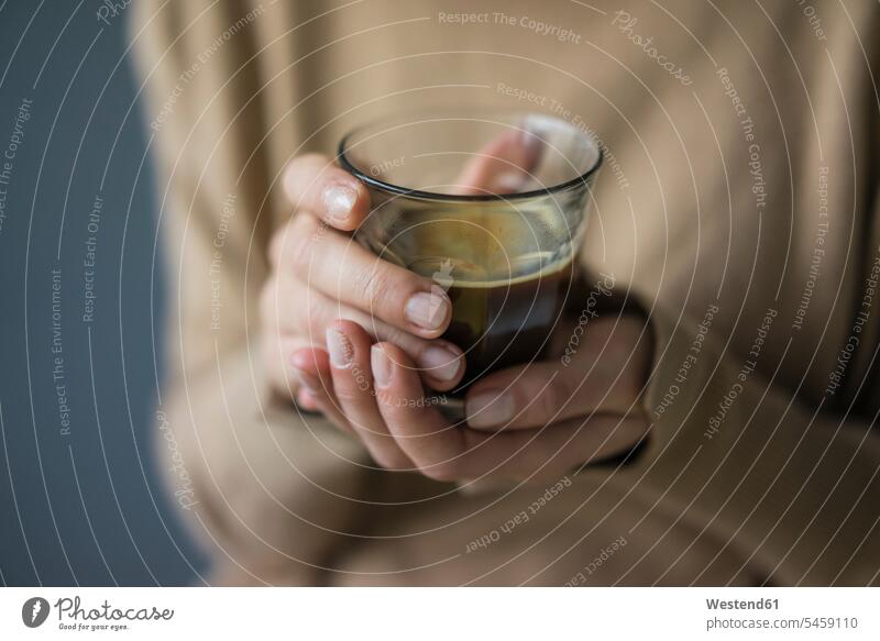 Frauenhände halten ein Glas Kaffee, Nahaufnahme weiblich Hand Hände Trinkgläser Gläser Trinkglas Erwachsener erwachsen Mensch Menschen Leute People Personen