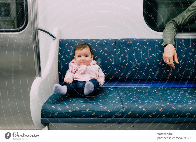 Süßes Mädchen reist mit der U-Bahn weibliche Babys weibliches Baby weibliche Babies Ubahn U-Bahnen Untergrundbahnen Ubahnen Underground Subway Säuglinge Kind